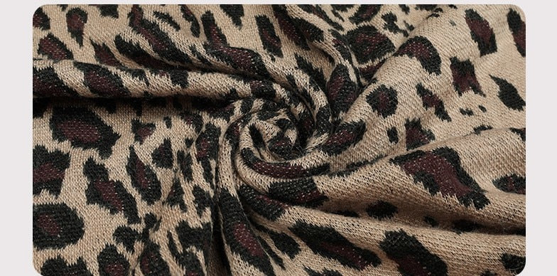 Close-up of a chic leopard pattern on a 2022 Winter Thick Warm Poncho Fur Collar Cape Coat for women